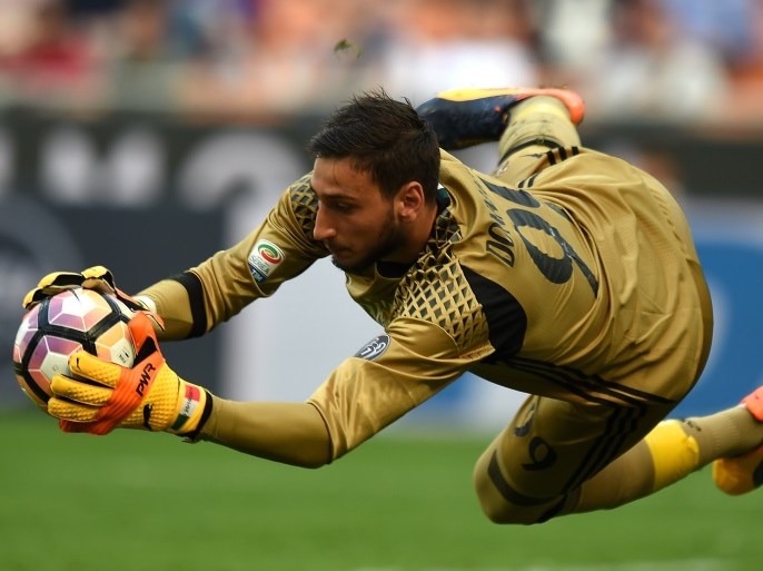 MILAN, ITALY - APRIL 09: Gianluigi Donnarumma goalkeeper of Milan in action during the Serie A match between AC Milan and US Citta di Palermo at Stadio Giuseppe Meazza on April 9, 2017 in Milan, Italy. (Photo by Tullio M. Puglia/Getty Images)