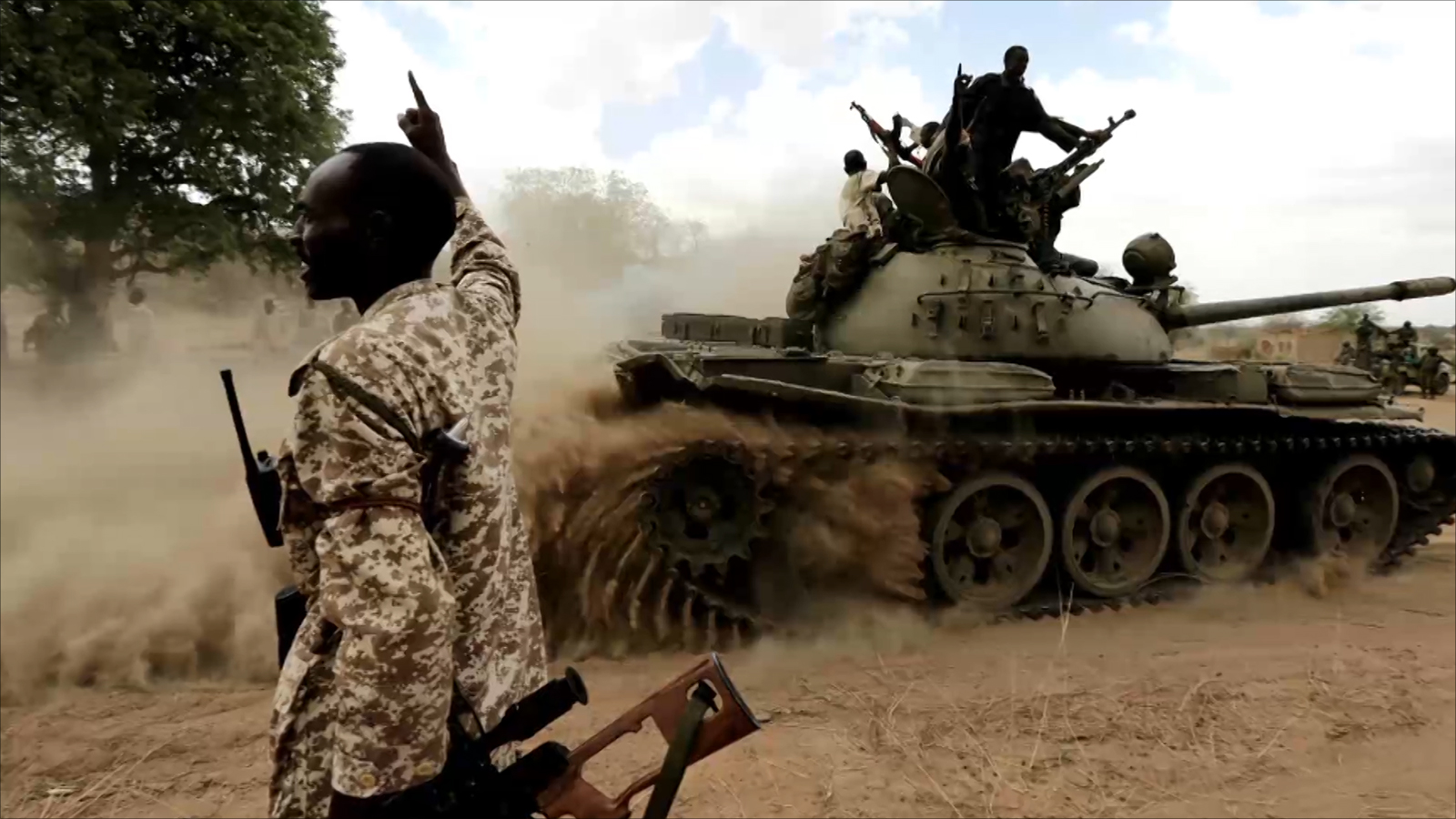 متمردون على ظهر دبابة في إقليم دارفور (الجزيرة)