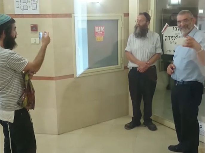 حاول عدد من العنصريين الإسرائيليين يقودهم المستوطن /باروخ مارزيل/ الدخول الى مكتب الجزيرة في القدس الغربية،