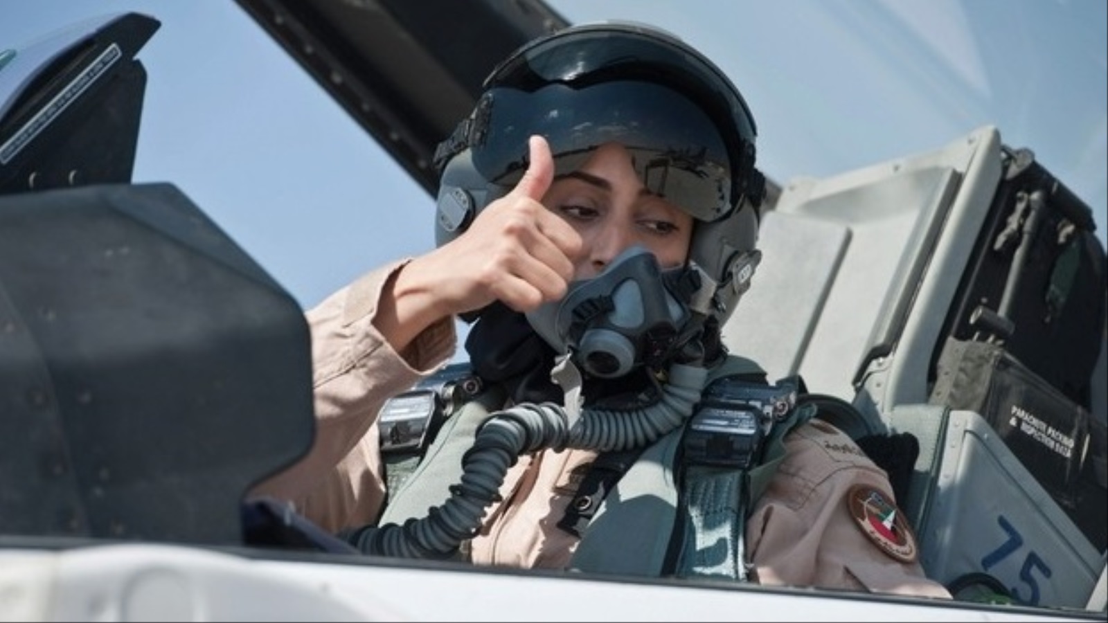 الطيارة الإماراتية مريم المنصوري (مواقع التواصل)