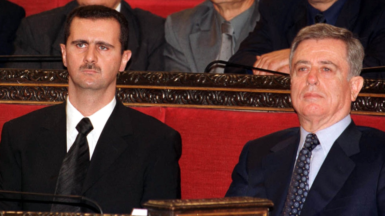 عبد الحليم خدام بجانب بشار الأسد عام 2000 (رويترز)