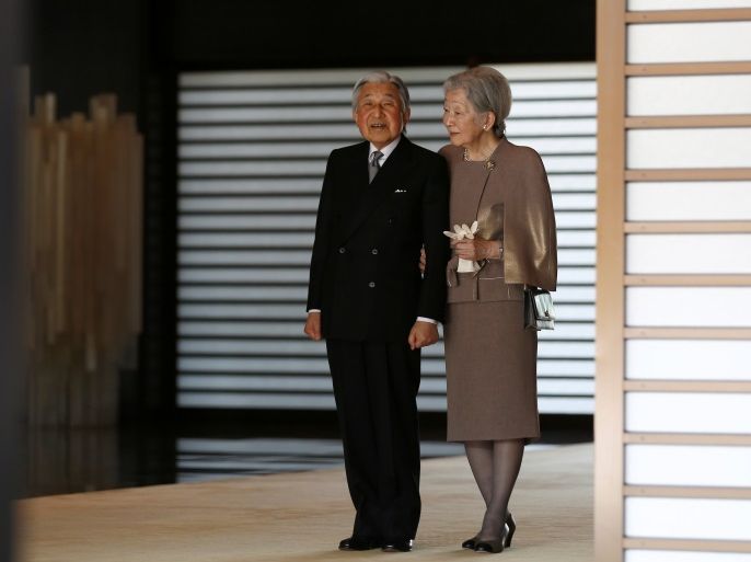 Japan's Emperor Akihito (L) and Empress Michiko wait for the arrival of Spain's King Felipe and Queen Letizia (not in the picture) prior to a welcoming ceremony at the Imperial Palace in Tokyo, Japan April 5, 2017. REUTERS/Kim Kyung-Hoon