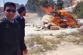 موالون لحفتر في بنغازي يحرقون أكثر من 6000 كتاب صودرت من مكتبة مملوكة لأحد أفراد جماعة الإخوان