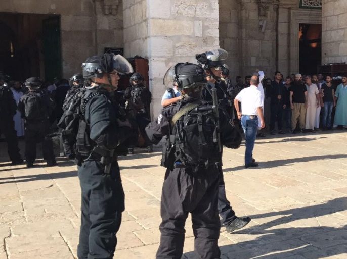 قوات خاصة إسرائيلية تقتحم المسجد الأقصى