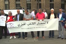 عشرات المتظاهرين في باريس ينددون بالحصار على قطر ويعتبرونه انتهاكا لحقوق الإنسان