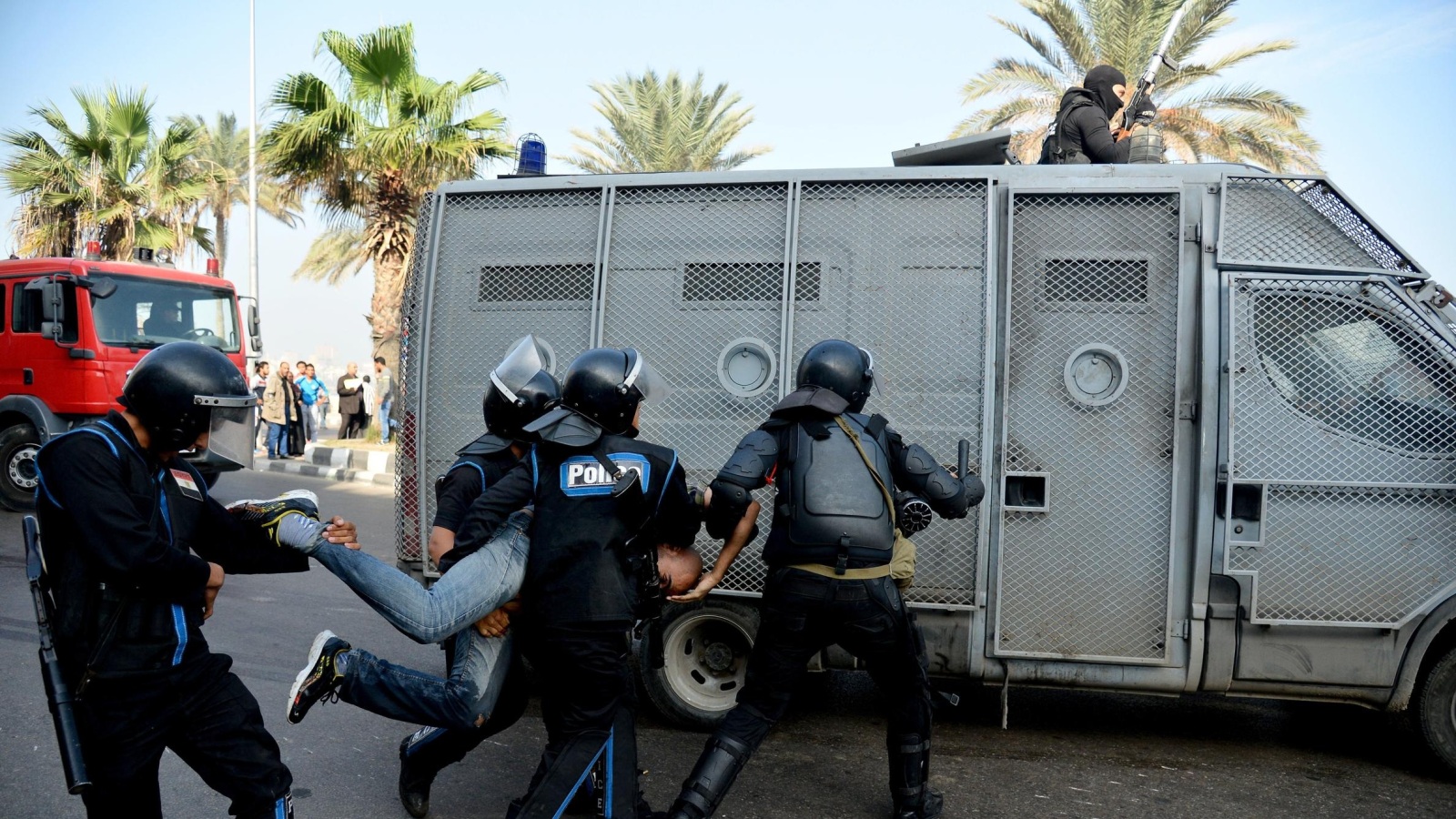 ‪الحكومة الفرنسية أذنت للشركات ببيع أنظمة مراقبة مختلفة إلى السلطات المصرية لاعتراض الاتصالات والتحكم في الشبكات الاجتماعية‬ (أسوشيتد برس)
