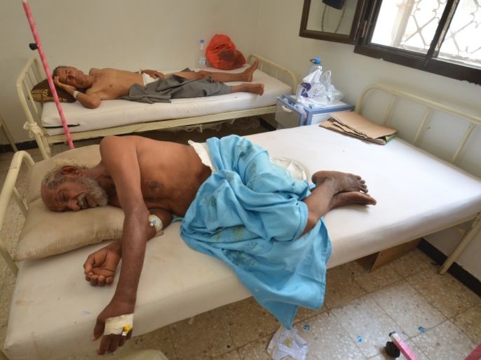 People infected with cholera lie on beds at a hospital in the Red Sea port city of Hodeidah, Yemen May 14, 2017. REUTERS/Abduljabbar Zeyad