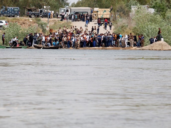 Iraqis wait to cross the Tigris River after the bridge has been temporarily closed, in western Mosul, Iraq May 6, 2017. REUTERS/Suhaib Salem