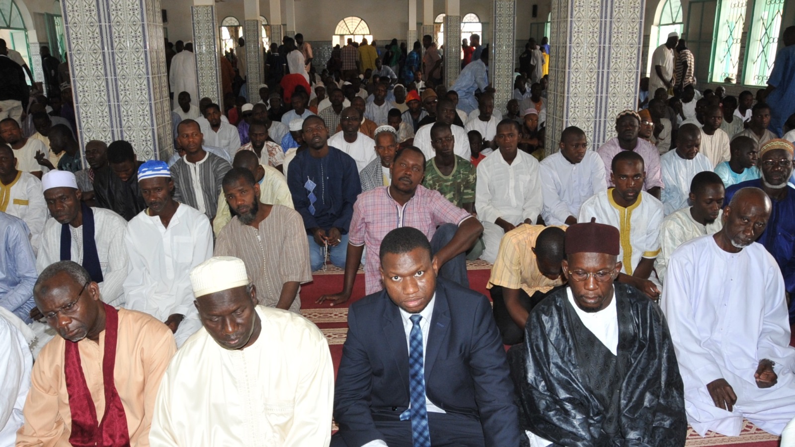 المسلمون في السنغال يقبلون على المساجد للصلاة وتعلم أمور دينهم (الجزيرة)