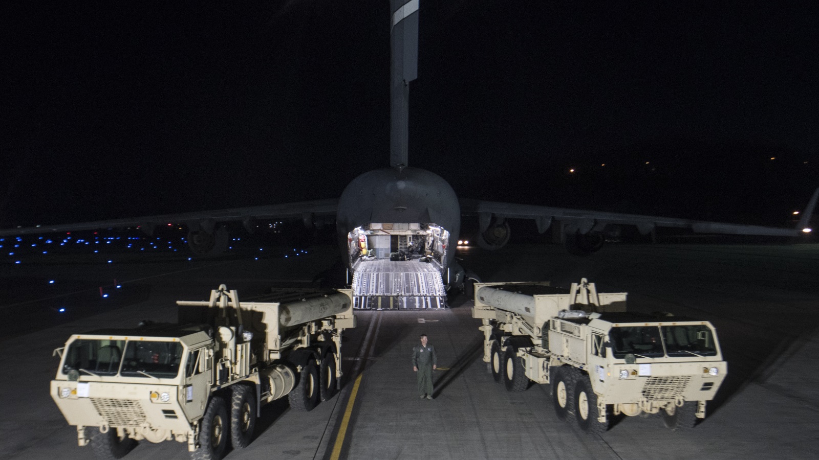 ‪وصول مكونات لازمة لنظام الدفاع الصاروخي الأميركي (ثاد) إلى قاعدة في كوريا الجنوبية في مارس/آذار الماضي‬ (غيتي)