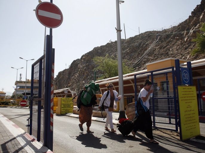Israeli tourists cross the border from Egypt to Israel in Eilat on, 14 April 2010.