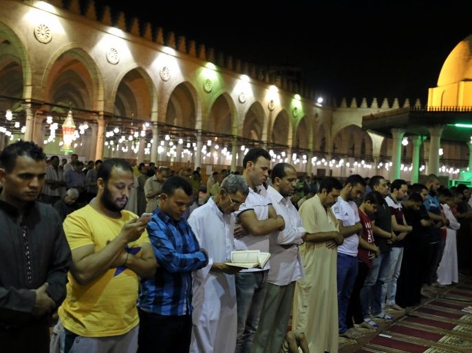blogs - مصلين في مسجد في رمضان