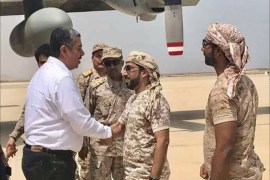 خالد بحاح خلال وصول مطار الريان واستقبال عسكريين اماراتيين له.
