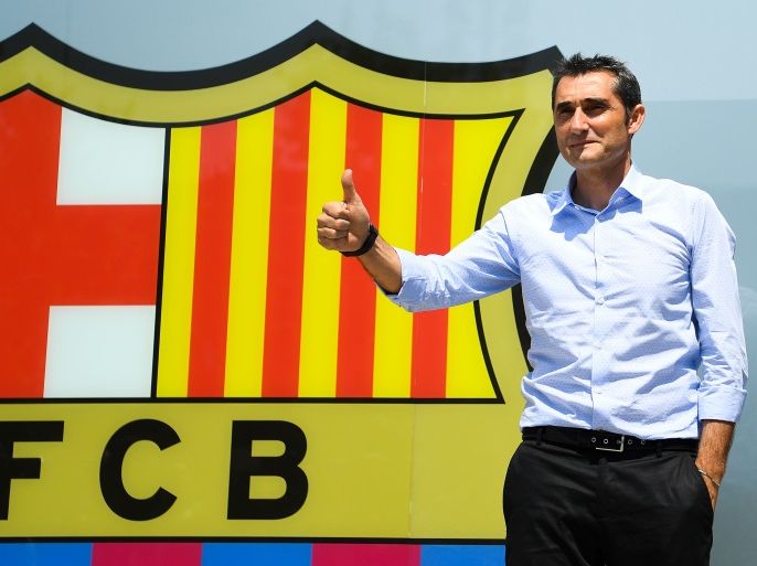 BARCELONA, SPAIN - MAY 31: New FC Barcelona head coach Ernesto Valverde poses for the media outside the FC Barcelona headquarters at Camp Nou on May 31, 2017 in Barcelona, Spain. (Photo by David Ramos/Getty Images)