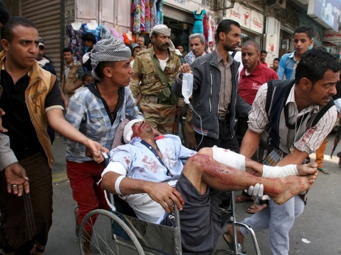 ATTENTION EDITORS - VISUAL COVERAGE OF SCENES OF INJURY OR DEATH People rush a man to a hospital after he was injured by a Houthi shelling in Yemen's southwestern city of Taiz, January 17, 2016. REUTERS/Anees MahyoubTEMPLATE OUT