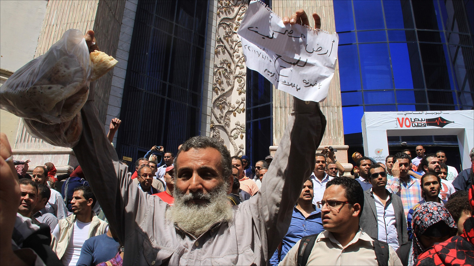 ‪الحكومة تحاول امتصاص الغضب الشعبي بالترويج لإدارة مصر للجزيرتين‬ (الجزيرة)