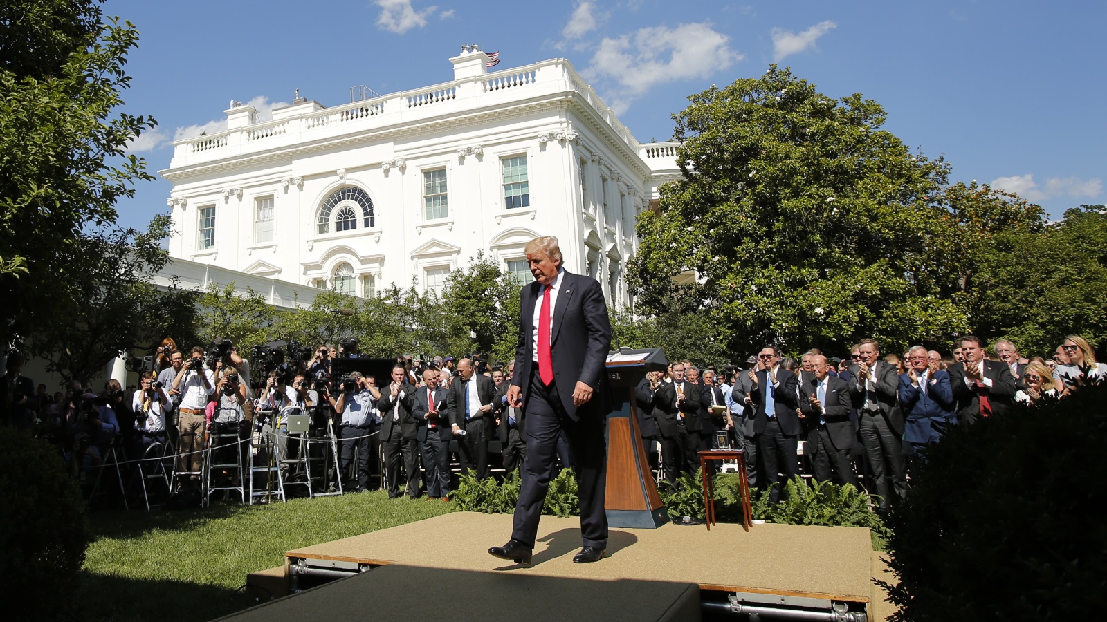 ترمب يغادر بعد إعلانه من حديقة البيت الأبيض قراره بأن الولايات المتحدة ستنسحب من اتفاق باريس للمناخ (رويترز)