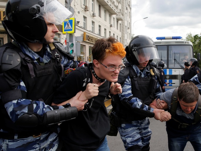 ‪شهدت روسيا مظاهرات لمحاربة الفساد تزامنا مع الاحتفالات بالعيد الوطني‬ شهدت روسيا مظاهرات لمحاربة الفساد تزامنا مع الاحتفالات بالعيد الوطني (رويترز)