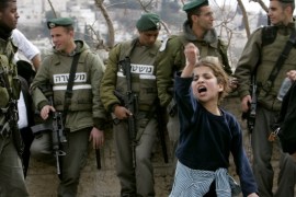blogs فتاة ترفع شعارات امام الجنود الاسرائيلين خلال مظاهرة