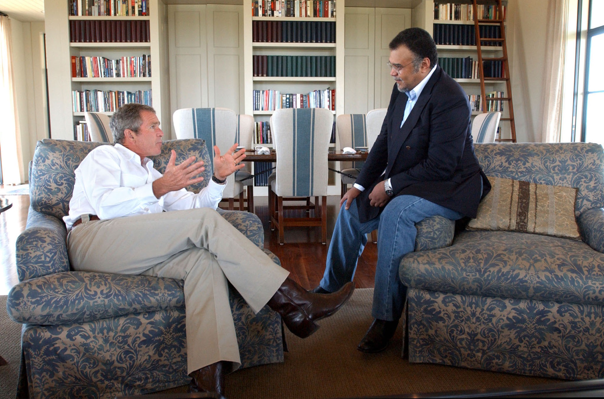 الأمير بندر بن سلطان والرئيس الأميركي الأسبق جورش بوش (رويترز)