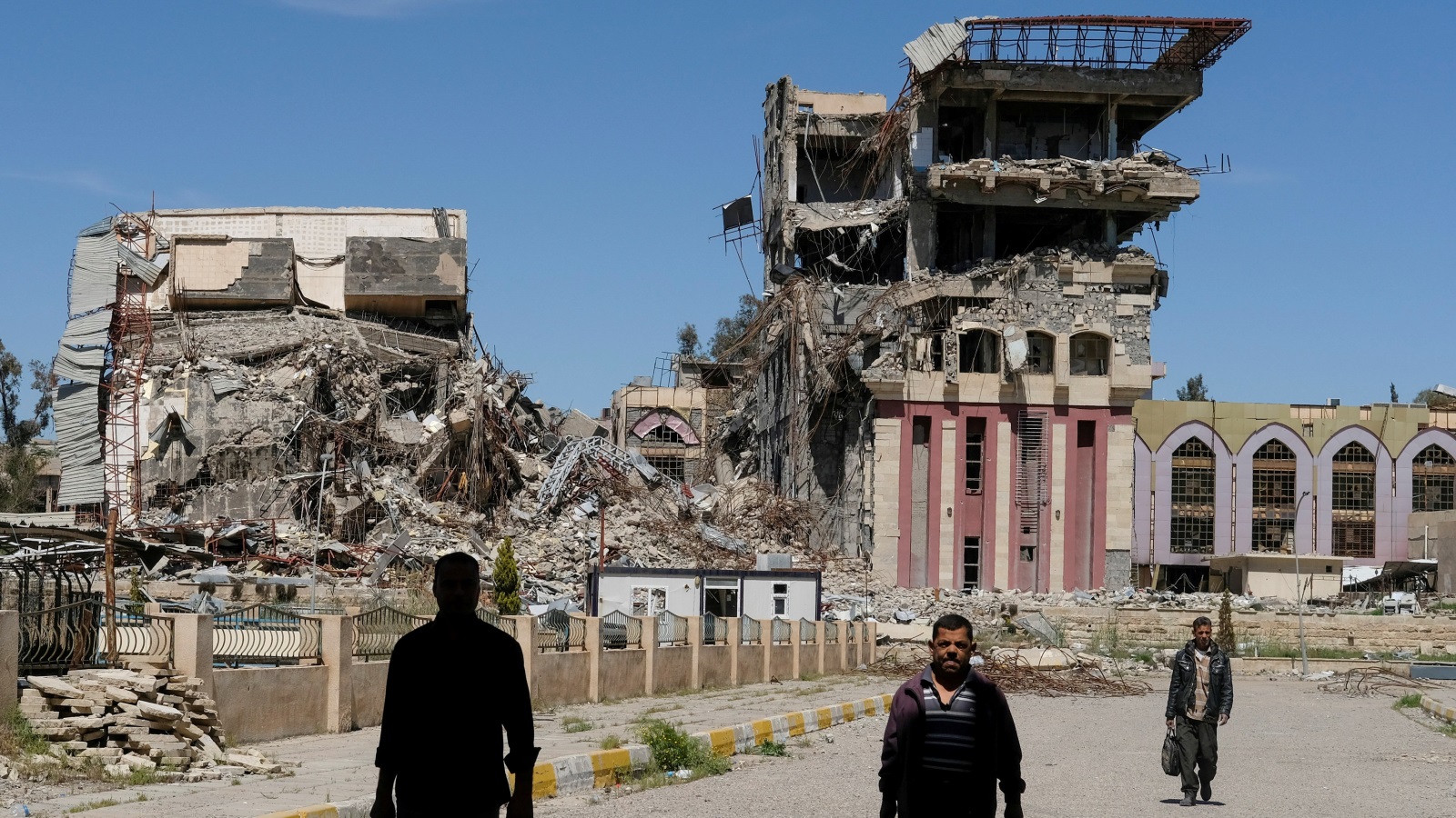 ما تبقى من جامعة الموصل التي دمرت خلال المعارك مع تنظيم الدولة في المدينة (رويترز)