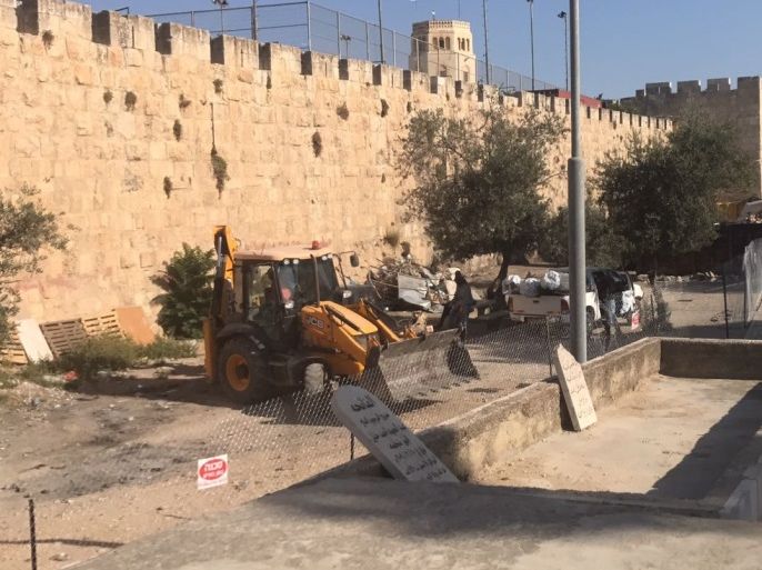 معدات الاحتلال في مقبرة اليوسفية بجوار جدار القدس 2017-07-03-PHOTO-00017168