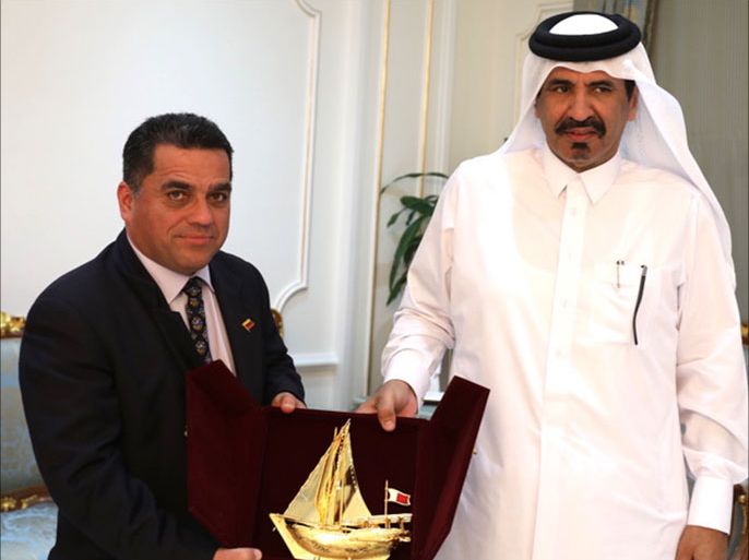 بن طوار نائب رئيس غرفة تجارة وصناعة قطر (يمين) ودوجلاس سوسا نائب وزير النفط والغاز الفنزويلي خلال لقاء بالعاصمة الدوحة 5/7/2017
