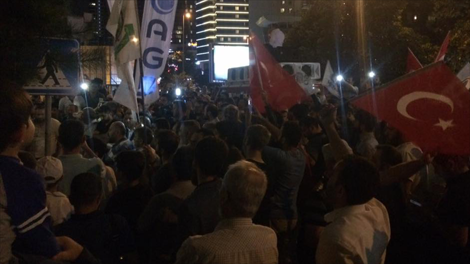 ‪وقفة لمؤسسة شباب الأناضول أمام القنصلية الإسرائيلية بإسطنبول احتجاجا على إغلاق إسرائيل المسجد الأقصى‬ (الجزيرة)