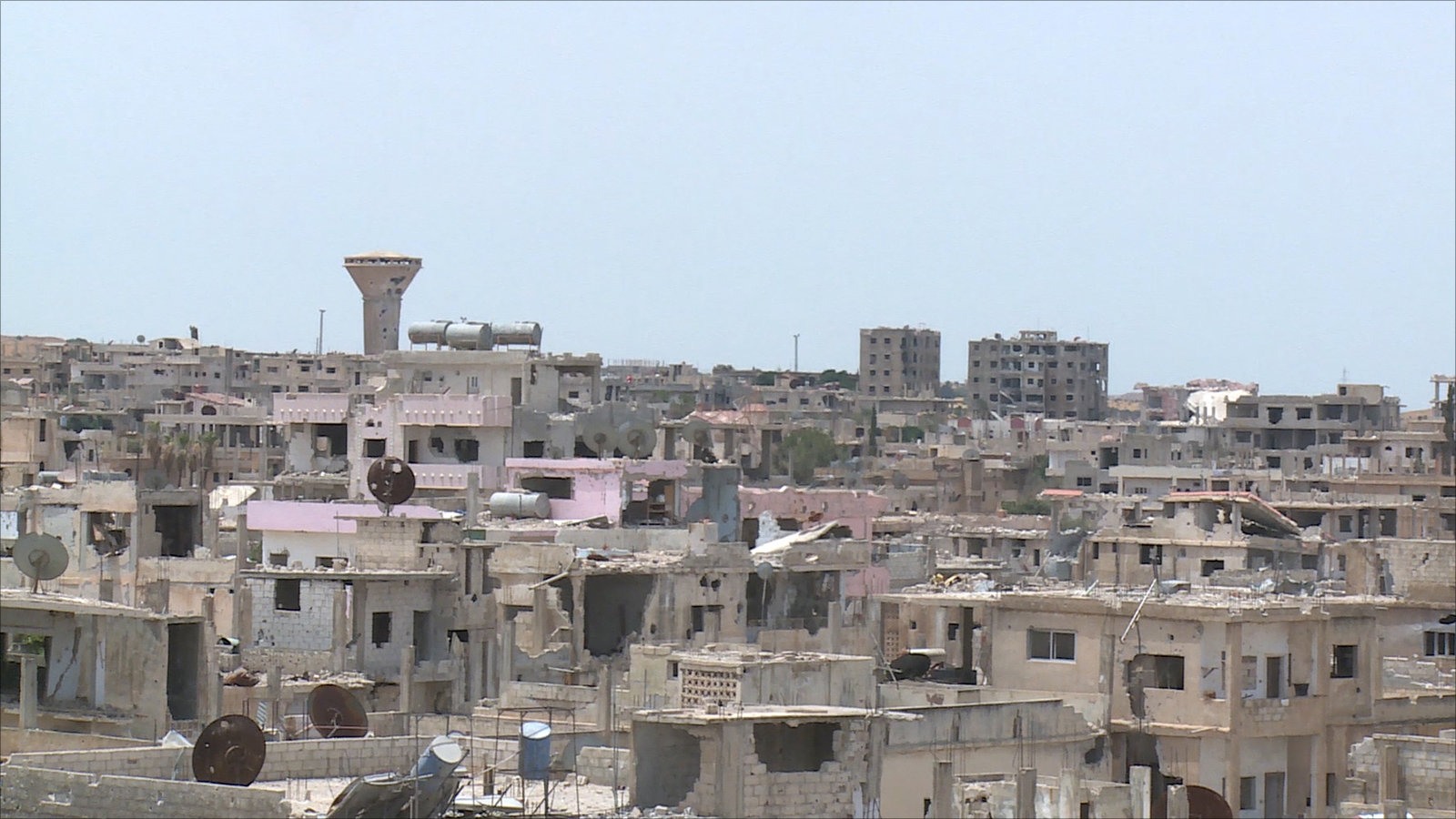 ‪قوات النظام السوري قصفت بقذائف الهاون مخيم درعا في مدينة درعا‬ (الجزيرة)