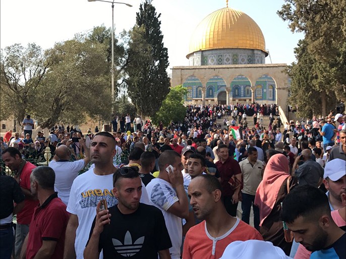 الفلسطينيون يدخلون في المسجد الأقصى