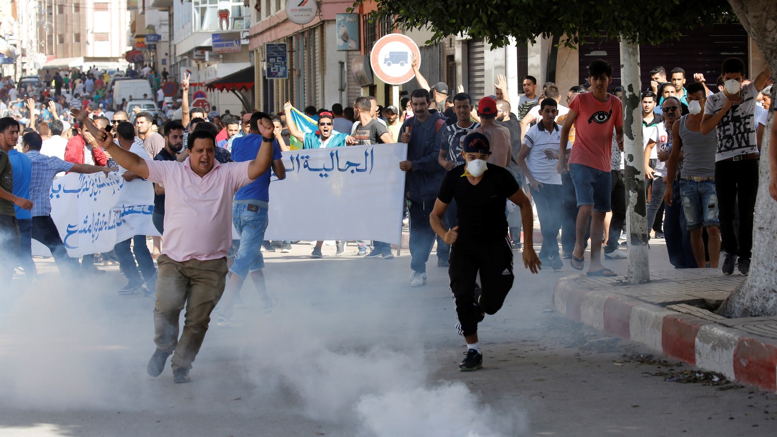 ‪الشرطة استخدمت قنابل الغاز المدمع لتفريق المتظاهرين‬ (رويترز)