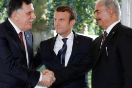 ميدان - الرئيس الفرنسي ماكرون يقف بين الجنرال خليفة حفتر ورئيس حكومة الوفاق فايز السراج