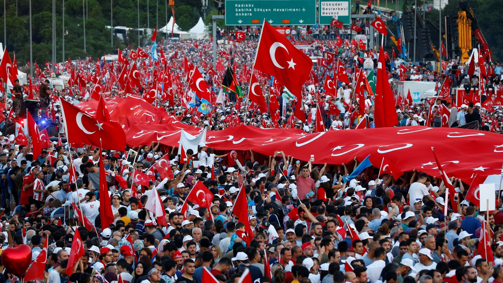 ‪مئات الآلاف من الأتراك احتشدوا في الميادين الرئيسية بإسطنبول وأنقرة إحياء للذكرى الأولى لمحاولة الانقلاب الفاشلة‬ (رويترز)