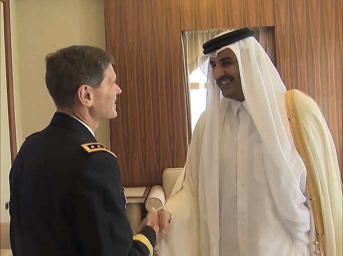 أمير قطر الشيخ تميم بن حمد آل ثاني خلال اجتماعه في الدوحة بقائد القيادة المركزية الأميركية الوسطى جوزيف فوتيل في الدوحة