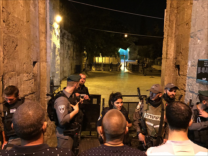‪الفلسطينيون رفضوا الدخول إلى المسجد الأقصى من البوابات الإلكترونية لليوم الثالث على التوالي‬ (الجزيرة)
