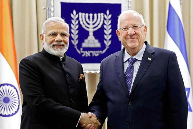 epa06066932 Israeli President Reuven Rivlin (R) shakes hand with Indian Prime Minister Narendra Modi (L) at the president's official residence in Jerusalem, 05 July 2017. Modi is the first Indian prime minister to visit Israel, the result of growing ties that have led to billions of dollars in defence deals. EPA/THOMAS COEX / POOL