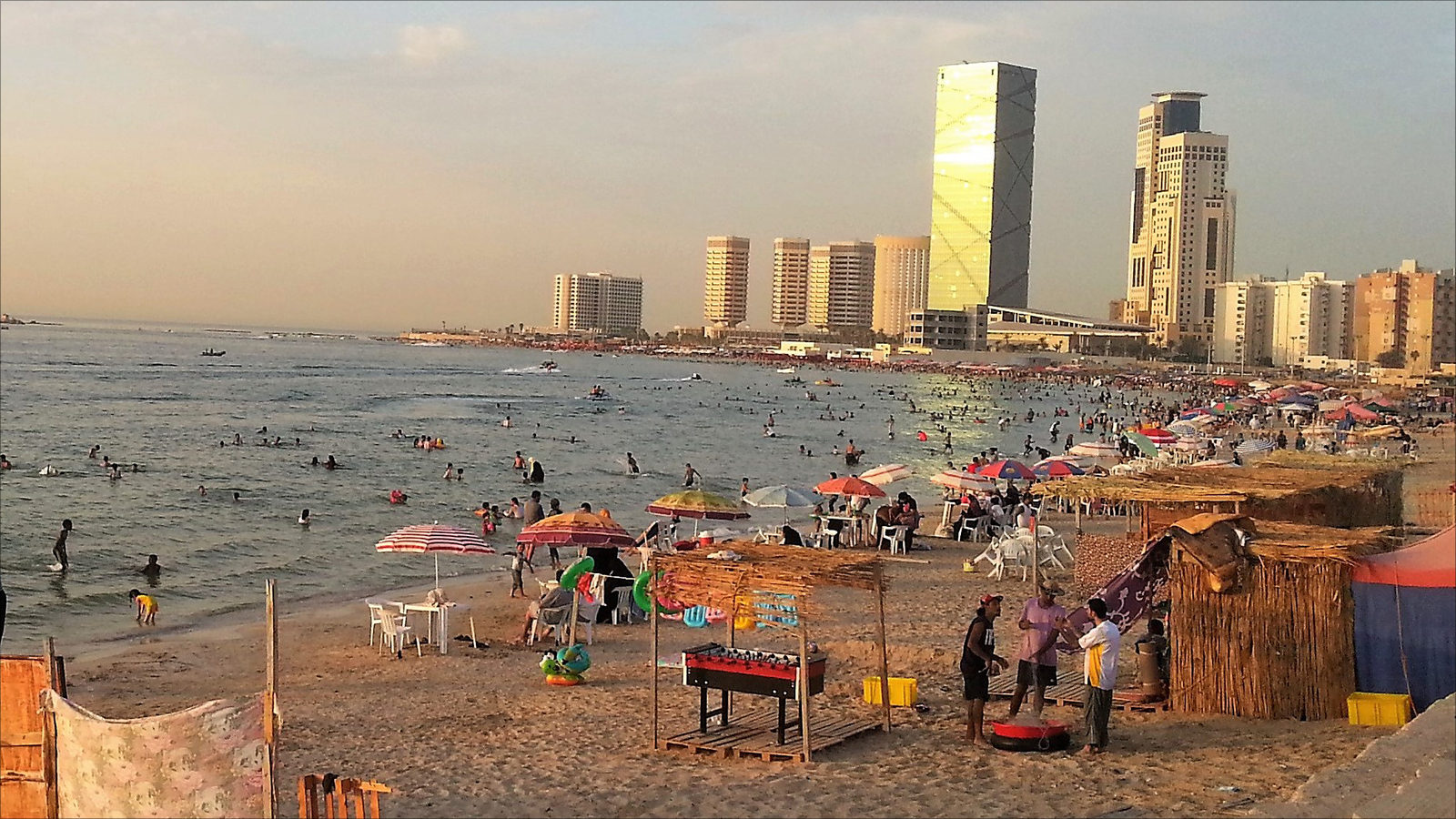 الليبيون لجؤوا للشواطئ هربا من الحر في ظل انقطاع الكهرباء (الجزيرة)