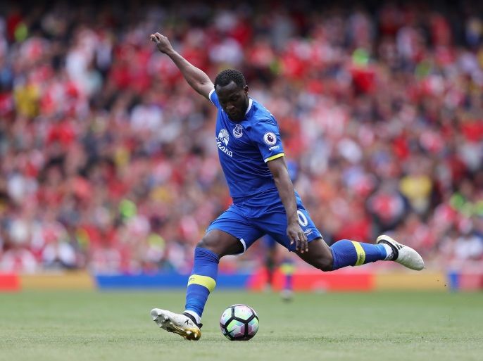 LONDON, ENGLAND - MAY 21: Romelu Lukaku of Everton in action during the Premier League match between Arsenal and Everton at Emirates Stadium on May 21, 2017 in London, England. (Photo by Clive Mason/Getty Images)