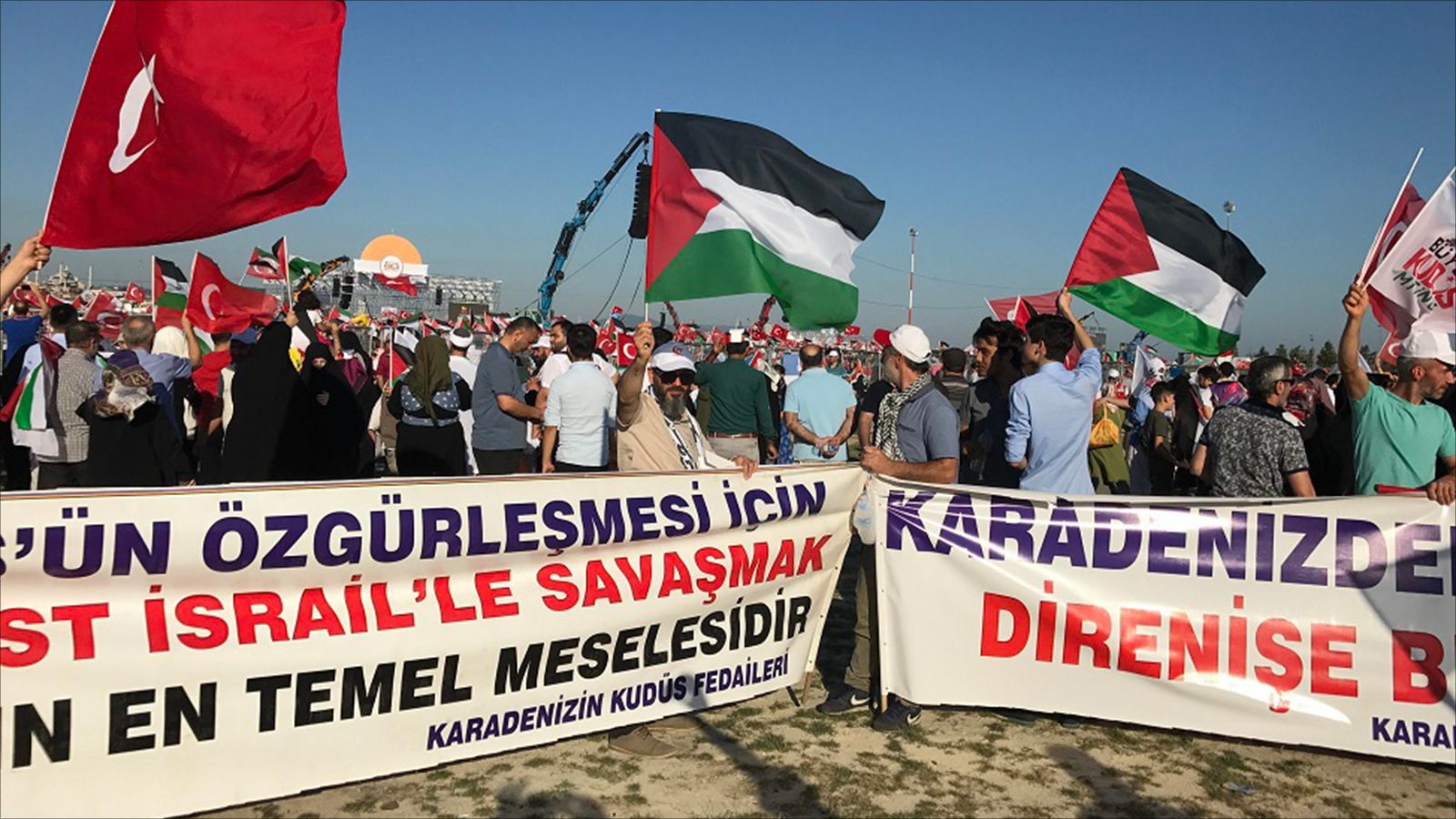 المشاركون في التجمع المليوني رفعوا لافتات تدين إسرائيل