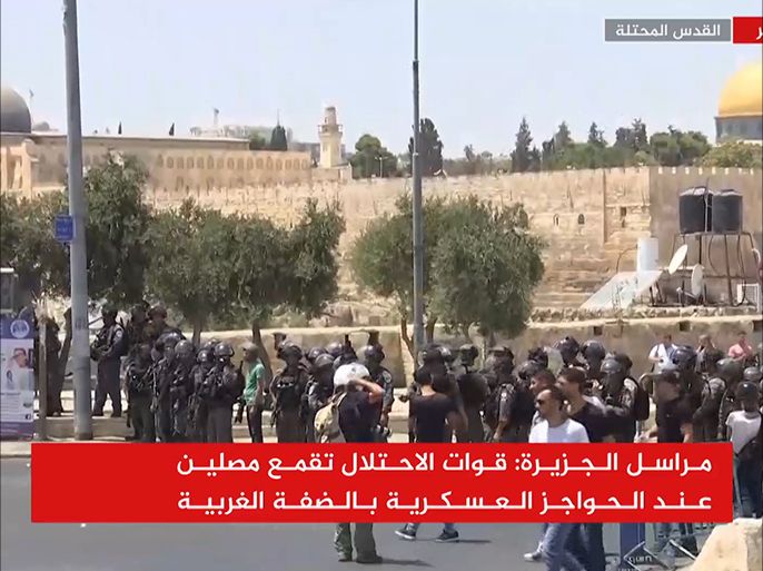 قوات الاحتلال تقمع المصلين في القدس
