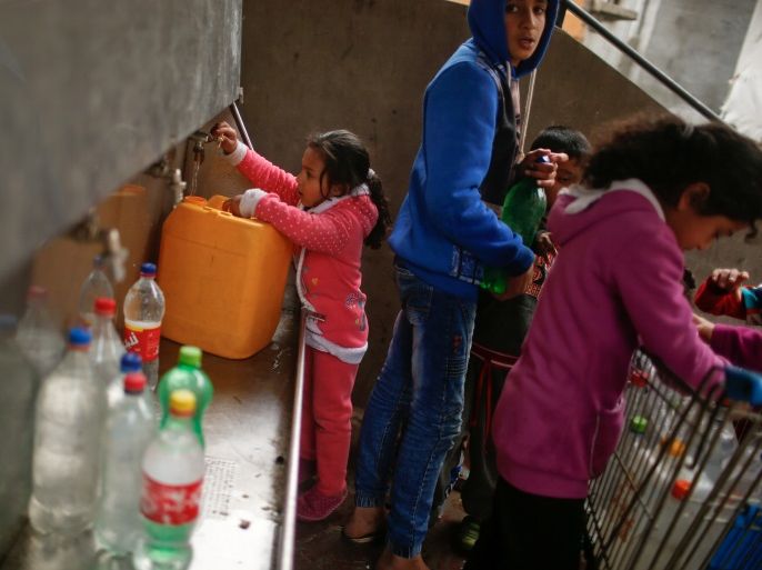 Palestinian children fill bottles and containers with drinking water from public taps in Jabaliya refugee camp in the northern Gaza Strip January 24, 2017. Picture taken January 24, 2017. REUTERS/Mohammed Salem