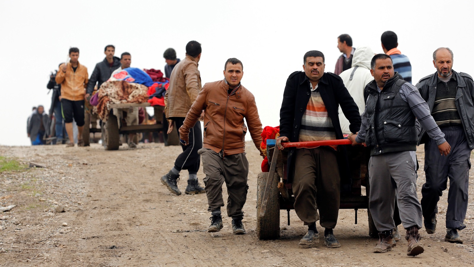 ‪أقارب ينقلون جثث الضحايا المدنيين من جراء القتال بين القوات العراقية وتنظيم الدولة في الموصل‬ أقارب ينقلون جثث الضحايا المدنيين من جراء القتال بين القوات العراقية وتنظيم الدولة في الموصل (رويترز)
