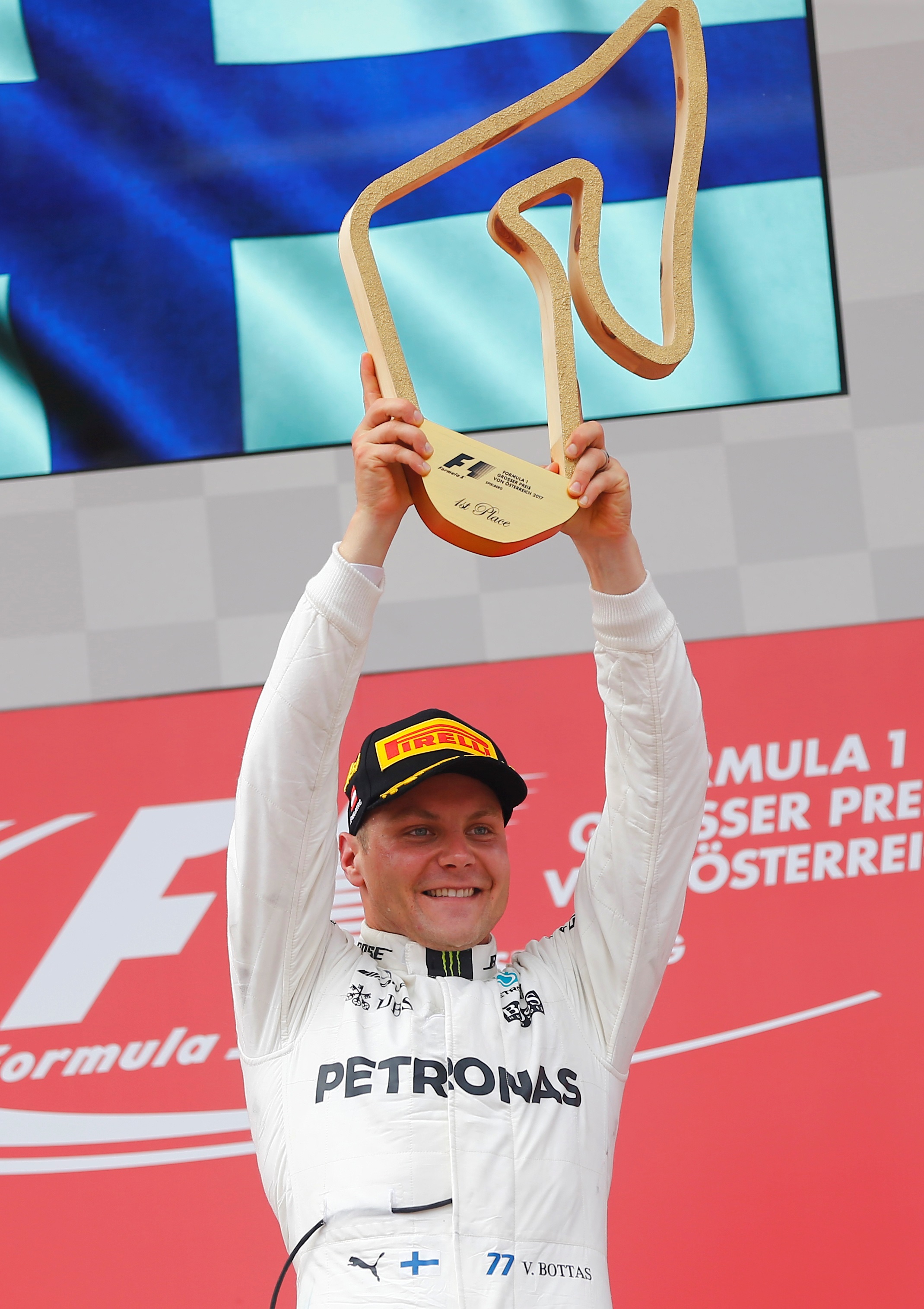 في سباق الجائزة الكبرى النمساوي 2017، فالتيري بوتاس يحتفل بفوزه  (رويترز)