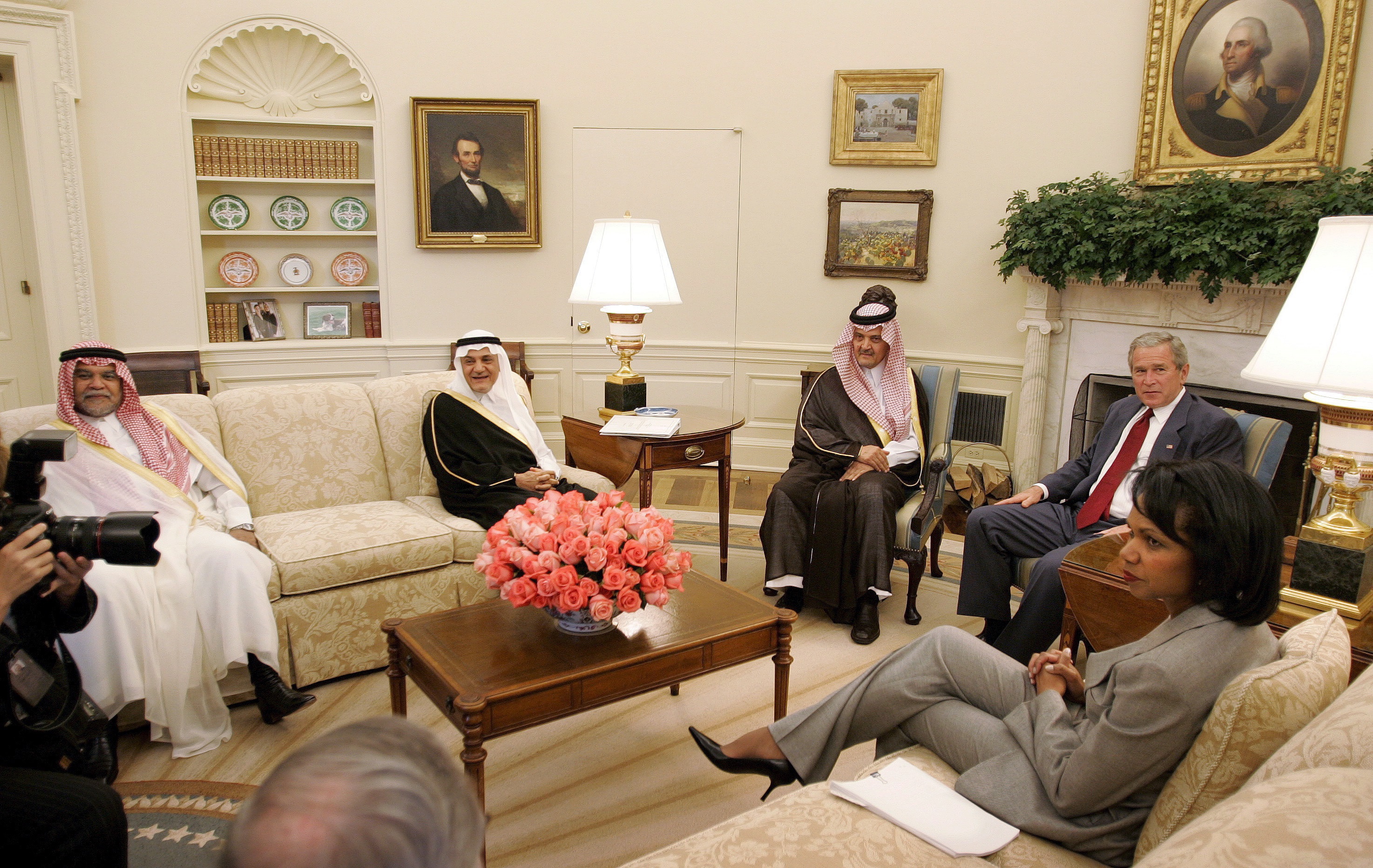  الرئيس الأميركي جورج دبليو بوش ووزيرة الخارجية الأميركية كوندوليزا رايس في لقاء مع وزير الخارجية السعودي سعود الفيصل والسفير تركي الفيصل والأمير بندر بن سلطان عام 2006 (الأوروبية)