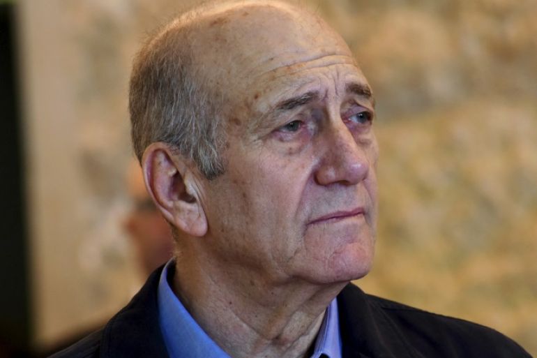 Former Israeli Prime Minister Ehud Olmert leaves the courtroom at the Supreme Court in Jerusalem December 29, 2015. Israel's top court slashed Olmert's prison sentence to 18 months from six years on Tuesday after overturning the main count in his 2014 bribery conviction. Olmert, 70, will begin serving his term on Feb. 15, according to live reports from the Jerusalem courtroom, making him the first former head of government in Israel to go to prison. REUTERS/Debbie Hill/Pool