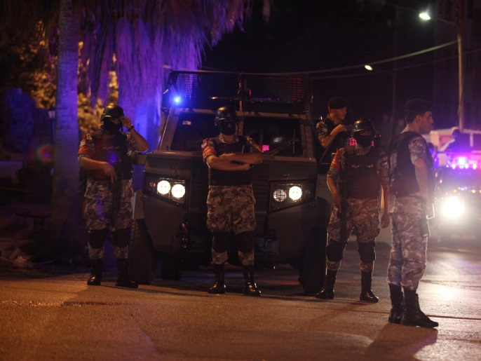 ‪قوات الأمن الأردنية فرضت طوقا أمنيا حول مبنى السفارة الإسرائيلي بعمّان عقب الحادث‬ (رويترز)
