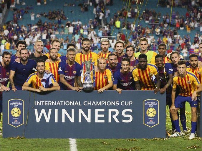 epa06116986 FC Barcelona players pose for a group photo after winning against the Real Madrid in their soccer match of the International Champions Cup tournament at Hard Rock Stadium in Miami, Florida, USA, 29 July 2017. EPA/JUANJO MARTIN