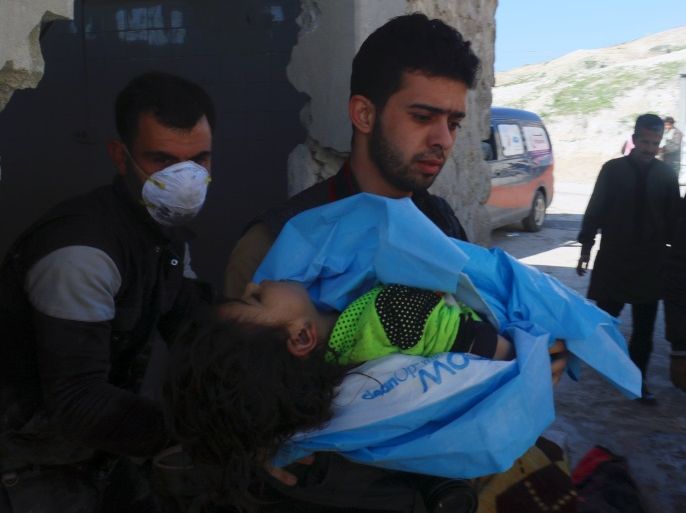 ATTENTION EDITORS - VISUAL COVERAGE OF SCENES OF INJURY OR DEATH A man carries the body of a dead child, after what rescue workers described as a suspected gas attack in the town of Khan Sheikhoun in rebel-held Idlib, Syria April 4, 2017. REUTERS/Ammar Abdullah