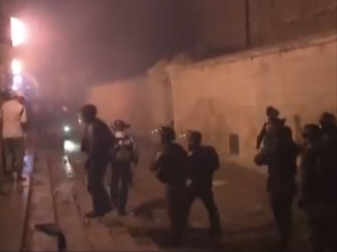 قوات الاحتلال قمعت المصلين عقب صلاة العشاء في منطقة باب الأسباط بالمسجد الأقصى