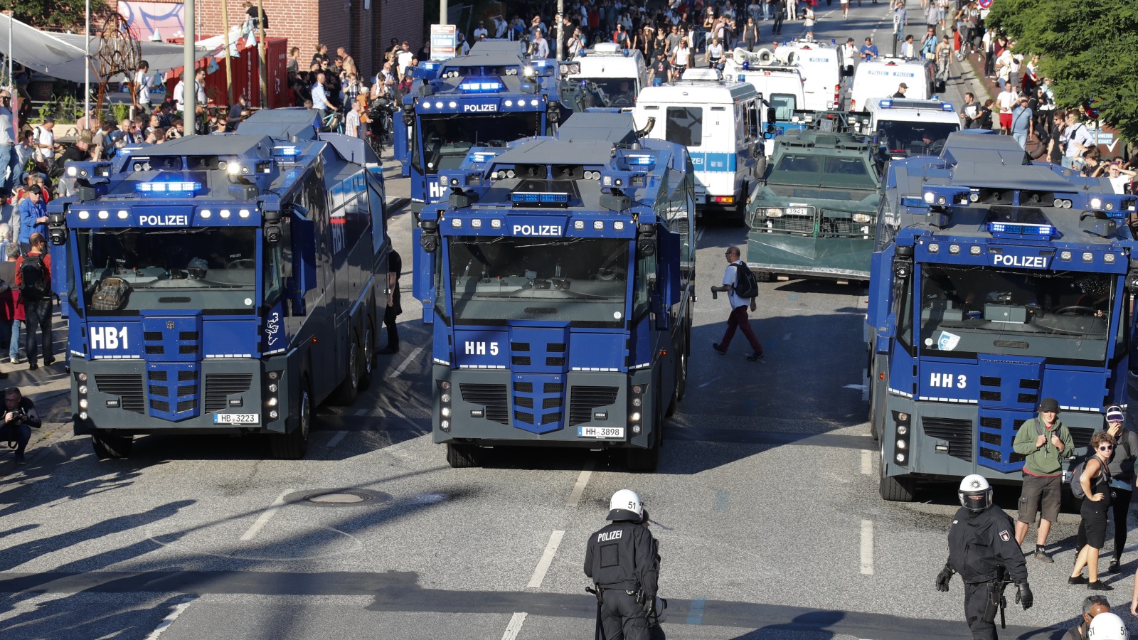 ‪السلطات الألمانية نشرت نحو عشرين ألف شرطي في محيط الفعاليات‬  (رويترز)
